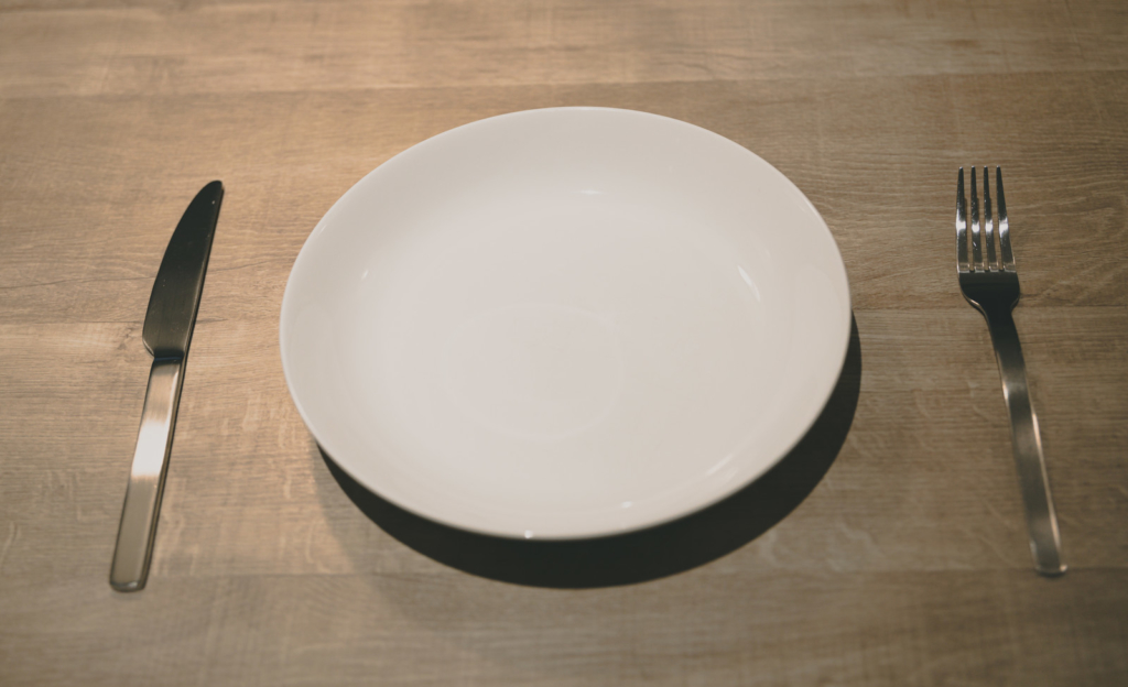 テーブルにあるお皿とフォークとナイフ