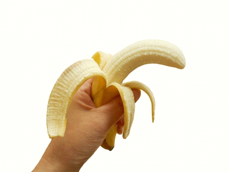 バナナを手で持っているところ